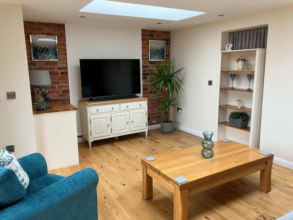 Honeyberry Cottage -Part Of Alton Cottages Bagian luar foto